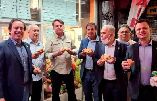 Sin estar vacunado, Bolsonaro come una pizza en la calle en Nueva York