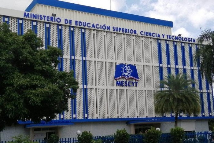 Mantiene contacto permanente con estudiantes RD en Rusia