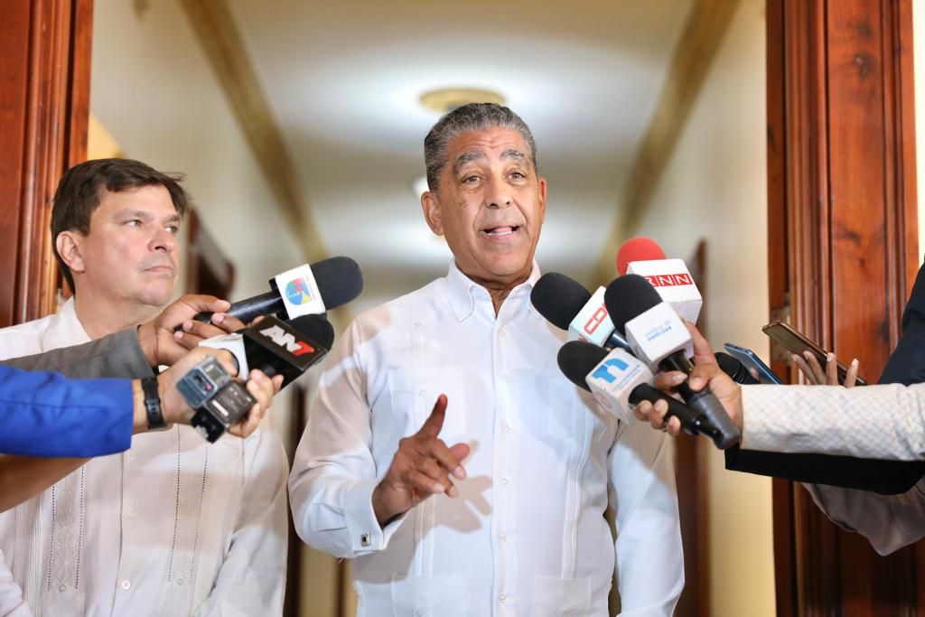 Congresista norteamericano Adriano Espaillat solicita retirar alerta emitida por la Embajada de EE. UU. en RD
