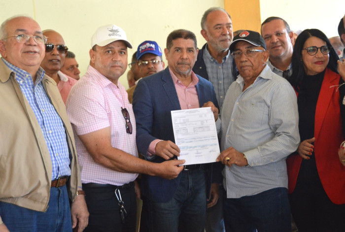Gobierno entrega 60 millones de pesos para apoyar producción de ajo en Constanza