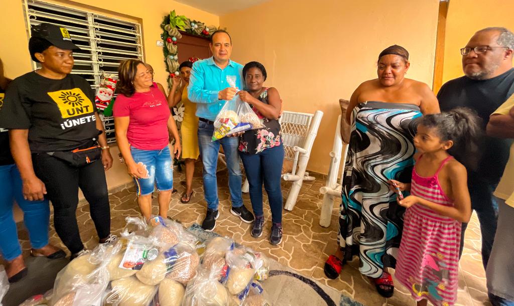 Surun Hernández dona raciones alimenticias a cientos municipes de Santo Domingo Este