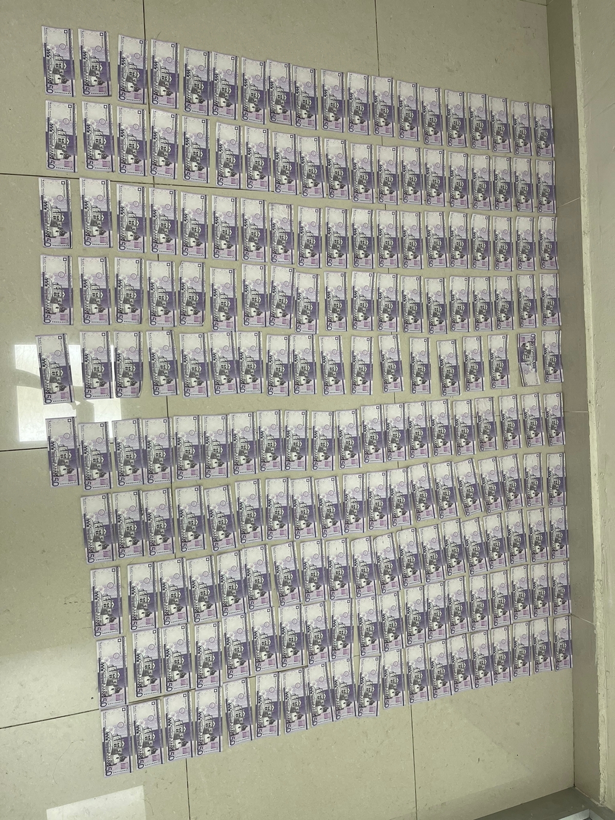 Apresan dos hombres por falsificación monetaria; les ocupan 807 billetes presumiblemente falsos