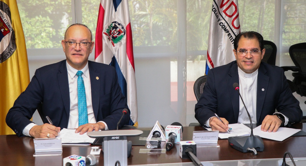 Proindustria y PUCMM firman acuerdo de colaboración