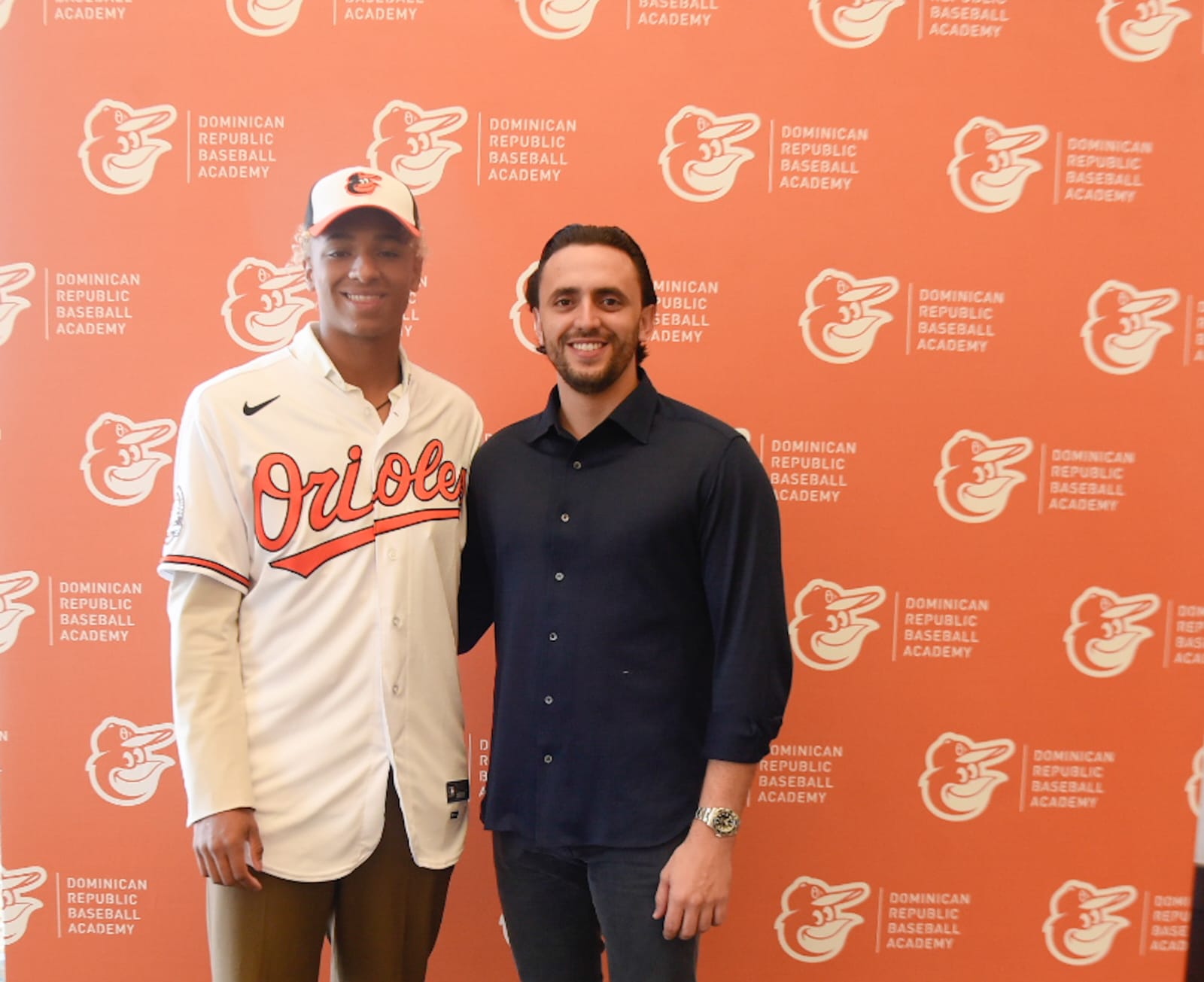 Cuatro prospectos de la academia de béisbol MB de Santiago firman contratos con equipos de Grandes Ligas