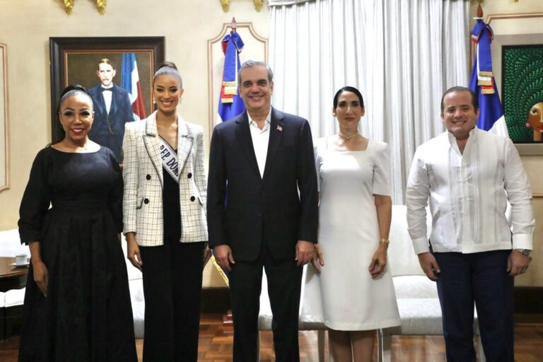 Presidente Abinader recibe visita de cortesía de la Miss República Dominicana, Andreina Martínez