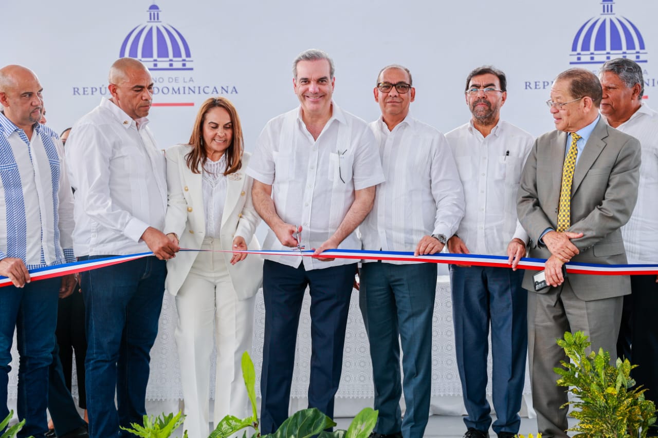 Presidente Abinader inaugura 6 obras en SFM y La Vega