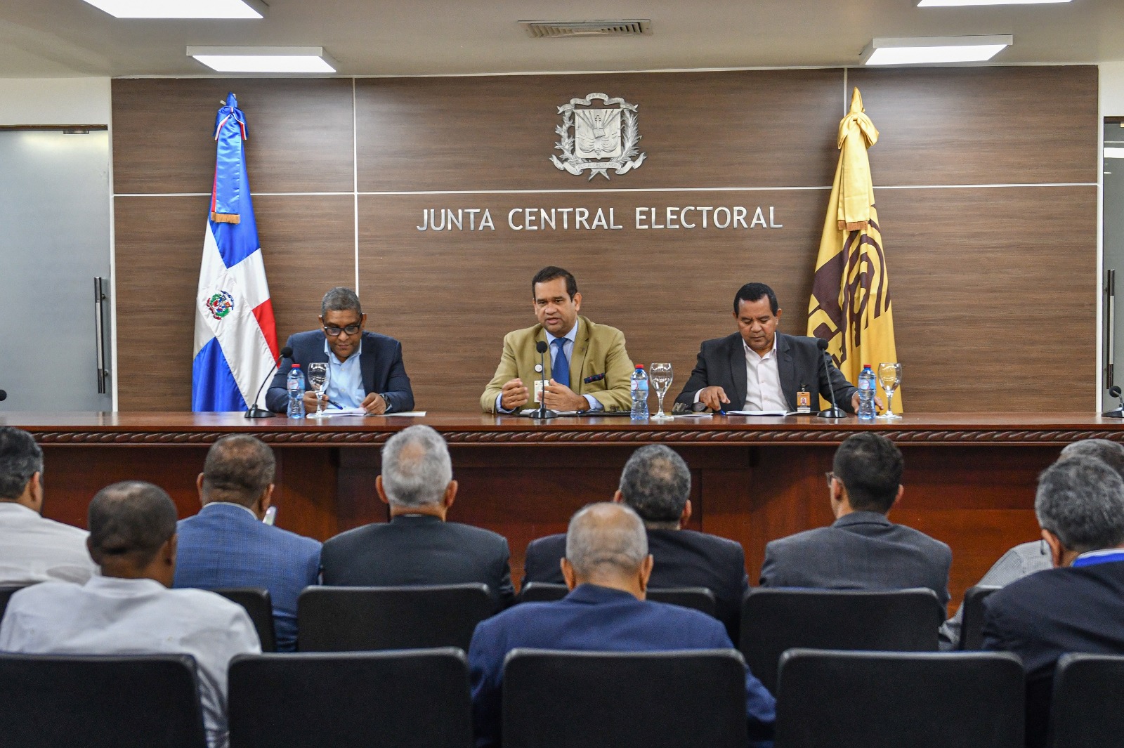 Direcciones de Elecciones, Informática y Voto en el Exterior de la JCE se reúnen con organizaciones políticas