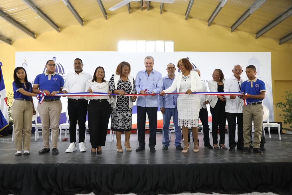 Presidente inaugura dos centros educativos y un CAIPI en provincia Santo Domingo
