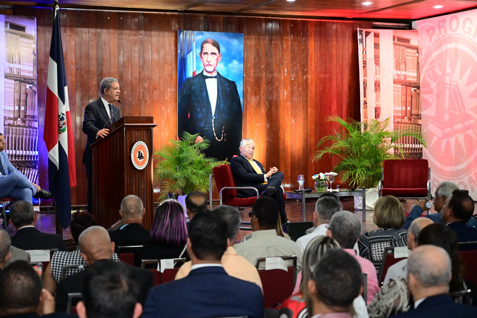 Leonel afirma jamás se puede aceptar que organismos extranjeros digan quién es o no es dominicano