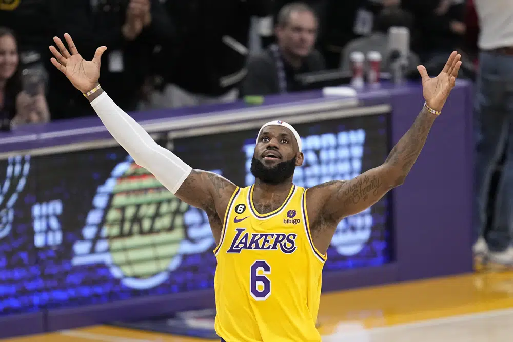 LeBron rebasa a Abdul-Jabbar como máximo anotador de la NBA