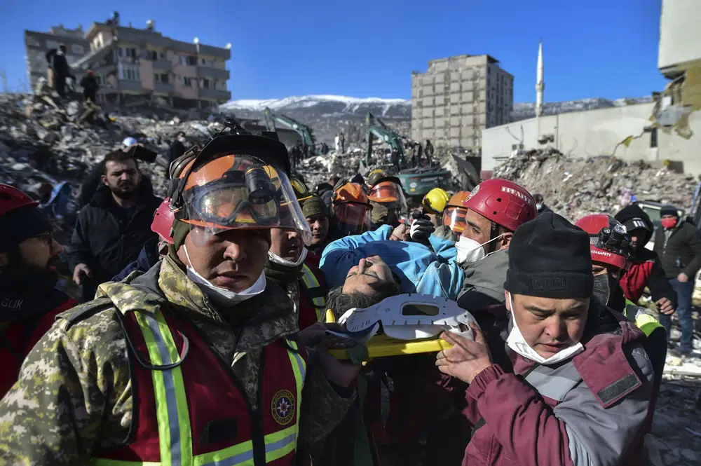Rescatan más víctimas vivas del sismo en Turquía