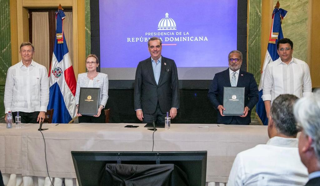 Gobierno RD firma acuerdo de transporte aéreo con Canadá