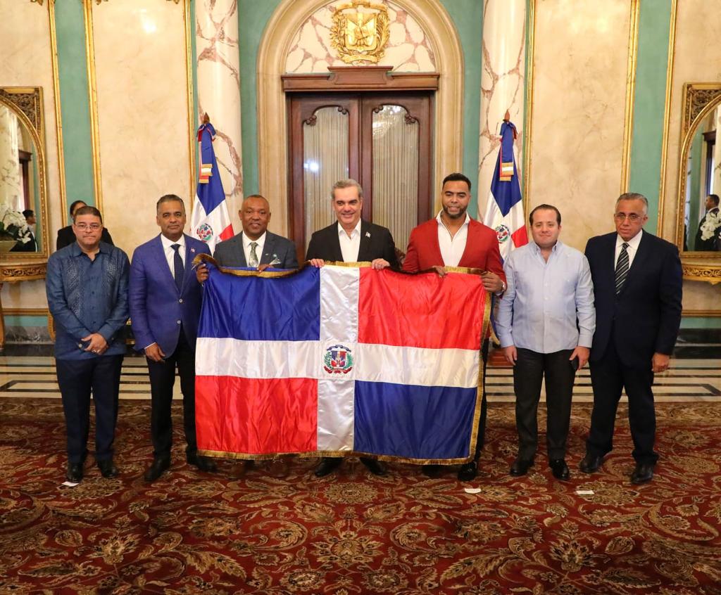 Presidente entrega Bandera Nacional al equipo participará en el Clásico Mundial