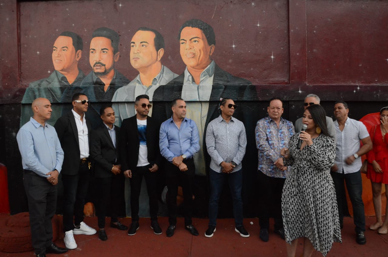 Banda Real con mural urbano en La Joya donde nació música típica