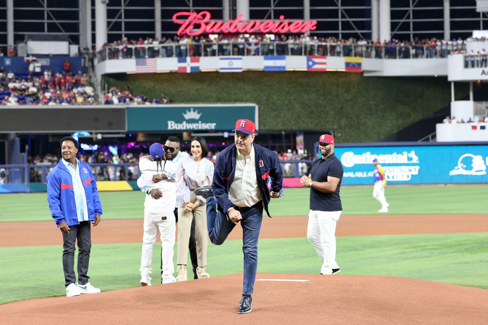 Presidente Abinader lanza la primera bola en Clásico Mundial de Béisbol