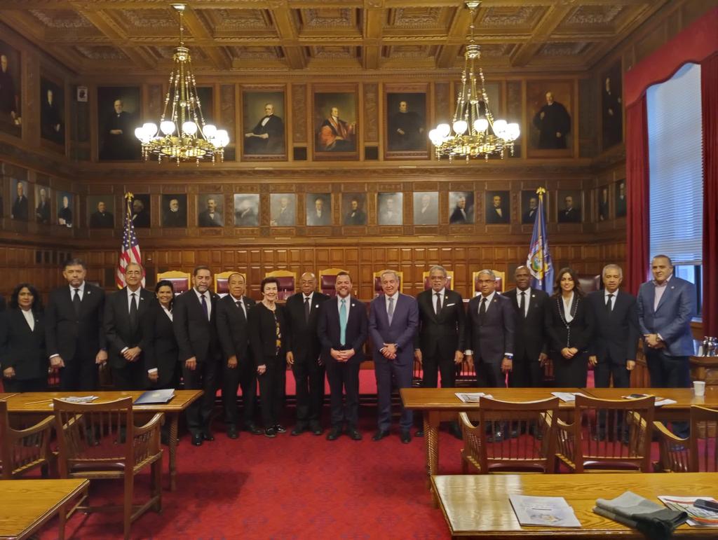Miembros de Altas Cortes de RD y Estados Unidos intercambian experiencias en presencia de embajadora