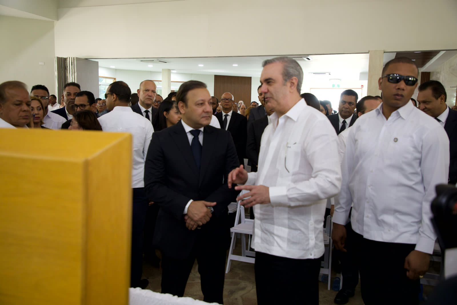 Presidente Abinader se solidariza con Abel Martínez por fallecimiento de su madre