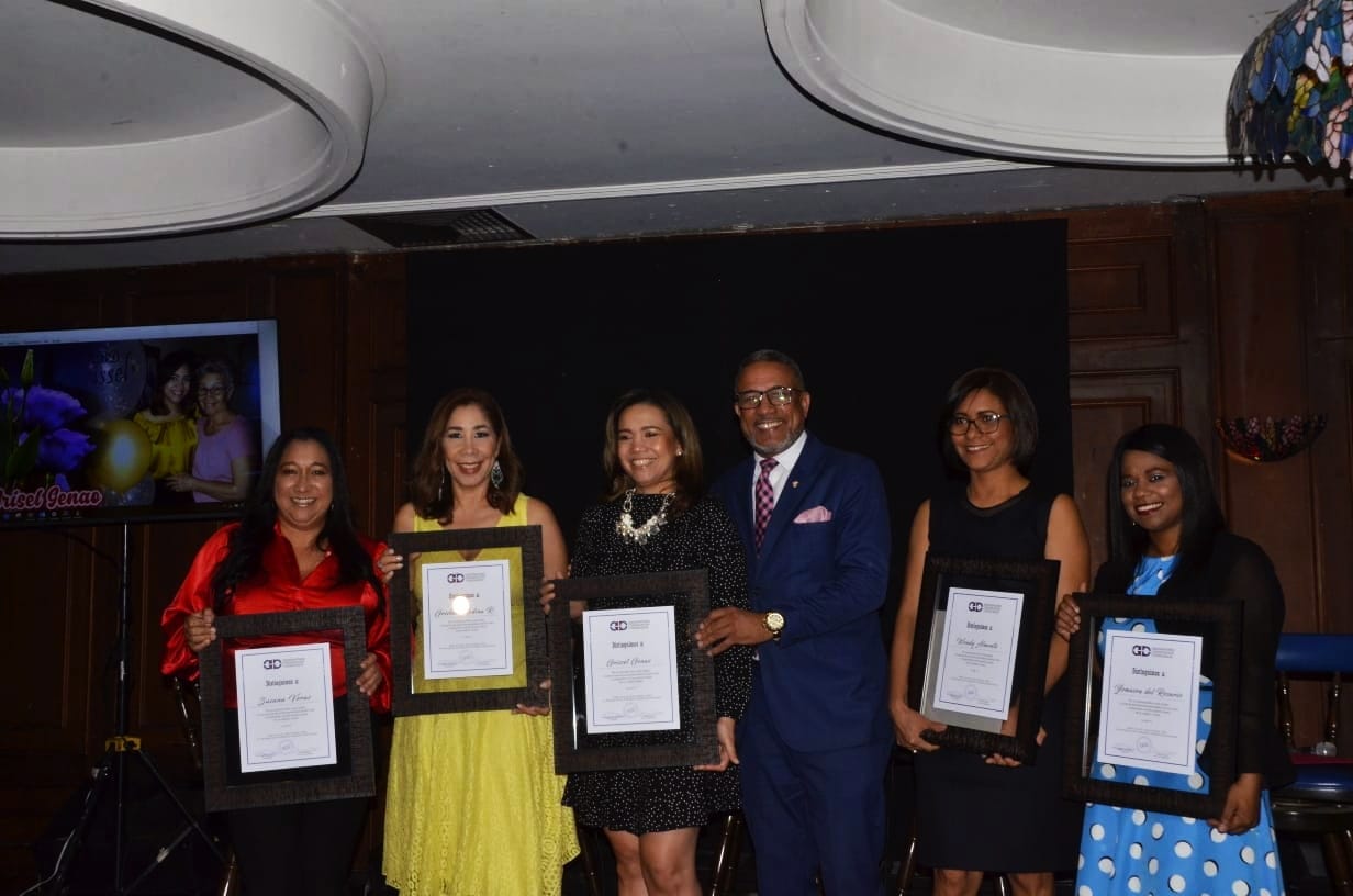Damas periodistas destacan sus roles en la sociedad