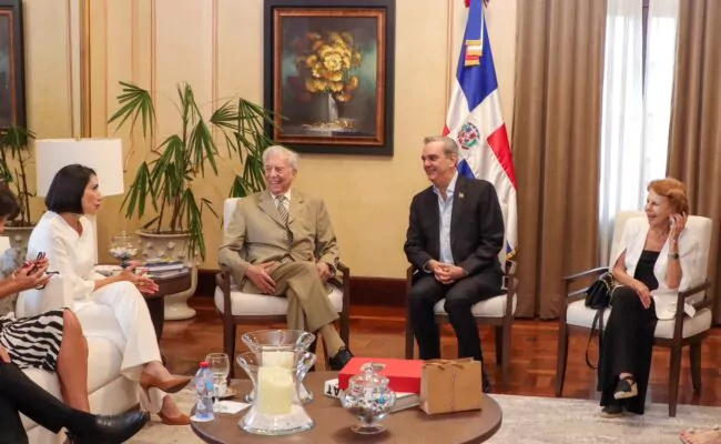 Presidente Abinader concede nacionalidad dominicana Vargas Llosa 