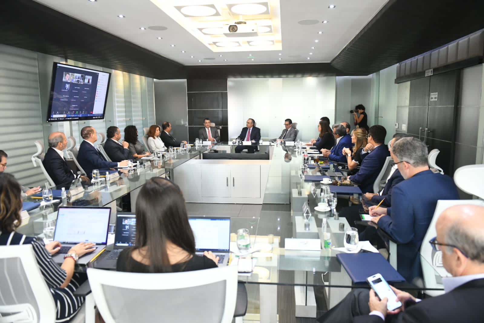 El Pleno de la Junta Central Electoral se reúne con los directivos del Consejo Nacional de la Empresa Privada (CONEP)