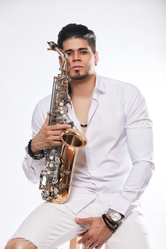 Kamilolf rinde homenaje musical al Mayimbe Anthony Santos en USA