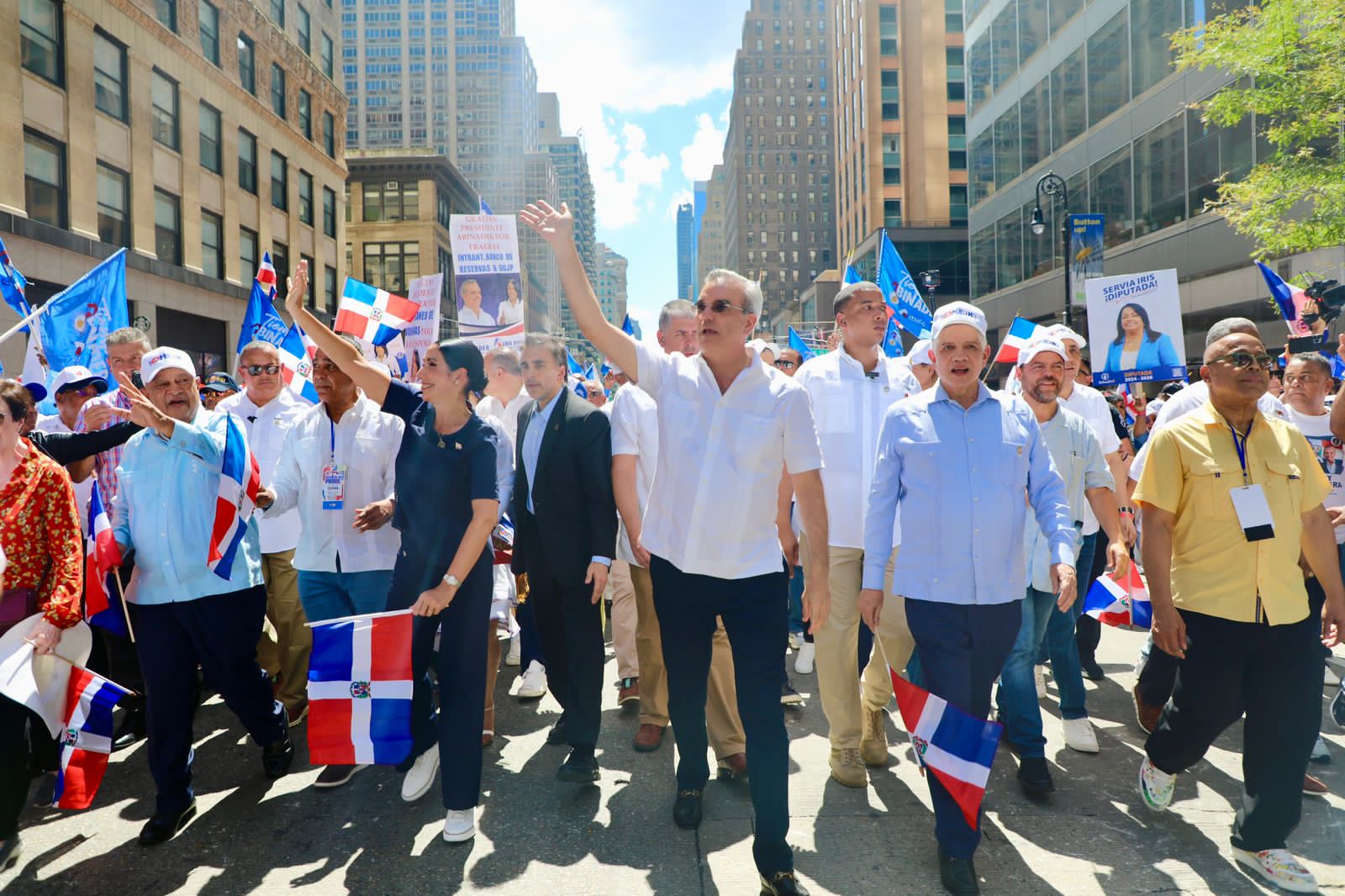 Presidente Abinader encabeza Desfile Dominicano de Manhattan; recorre la Sexta Avenida ovacionado por la multitud