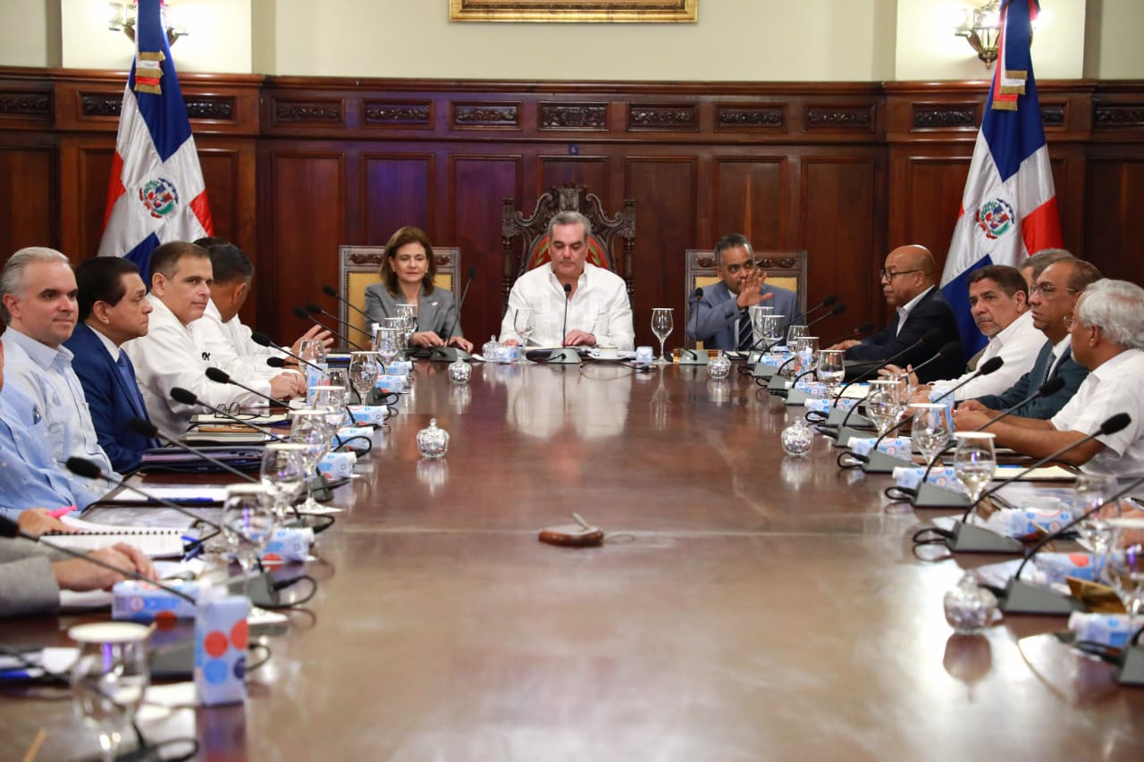Abinader reitera a funcionarios que se abstengan de usar dinero del Estado en campaña electoral