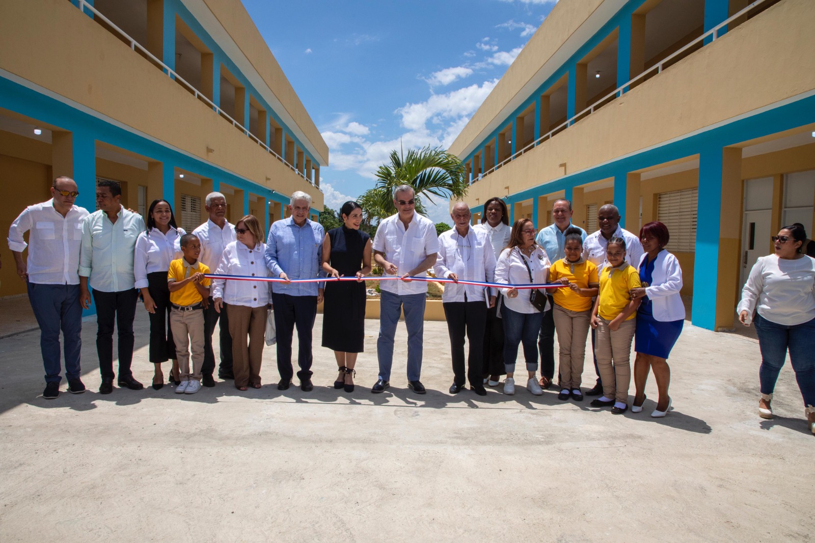 Presidente Abinader inauguró once obras y entregó 64 apartamentos en Bonao, la Vega y Santiago este fin de semana.