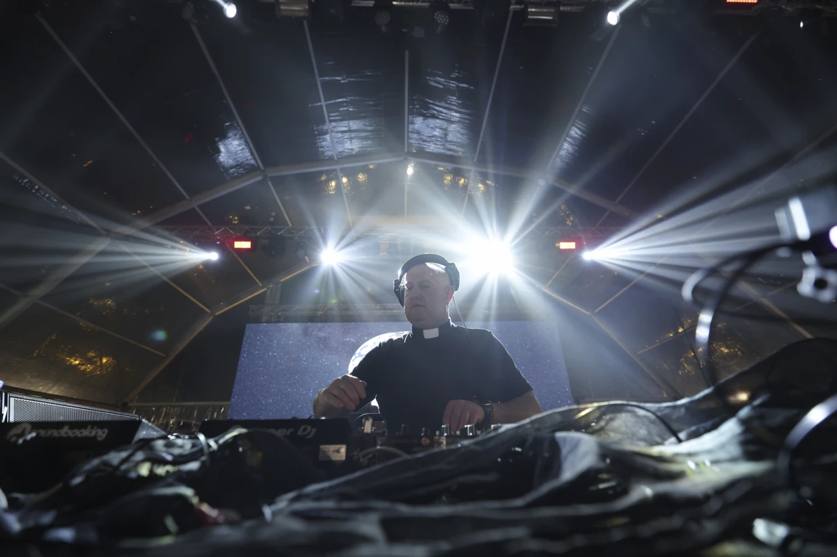 Padre católico DJ conecta con la juventud dentro y fuera de Portugal
