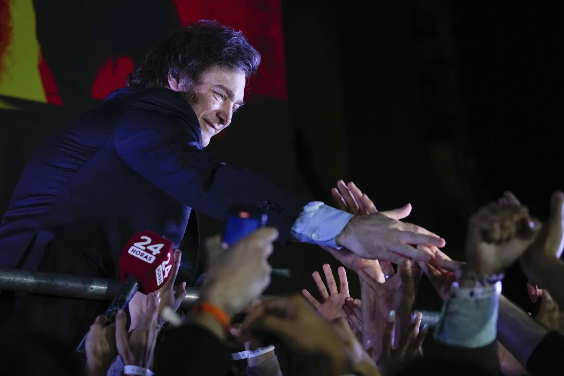 Quién es Javier Milei, el polémico ultraderechista electo por los argentinos para sortear la crisis