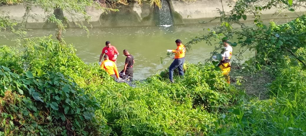 Recuperan dos cadáveres en tramos de un canal de riego en Santiago