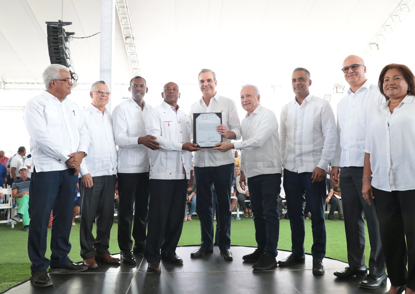 Presidente Abinader entrega 3100 títulos de propiedad a residentes del Tamarindo primero