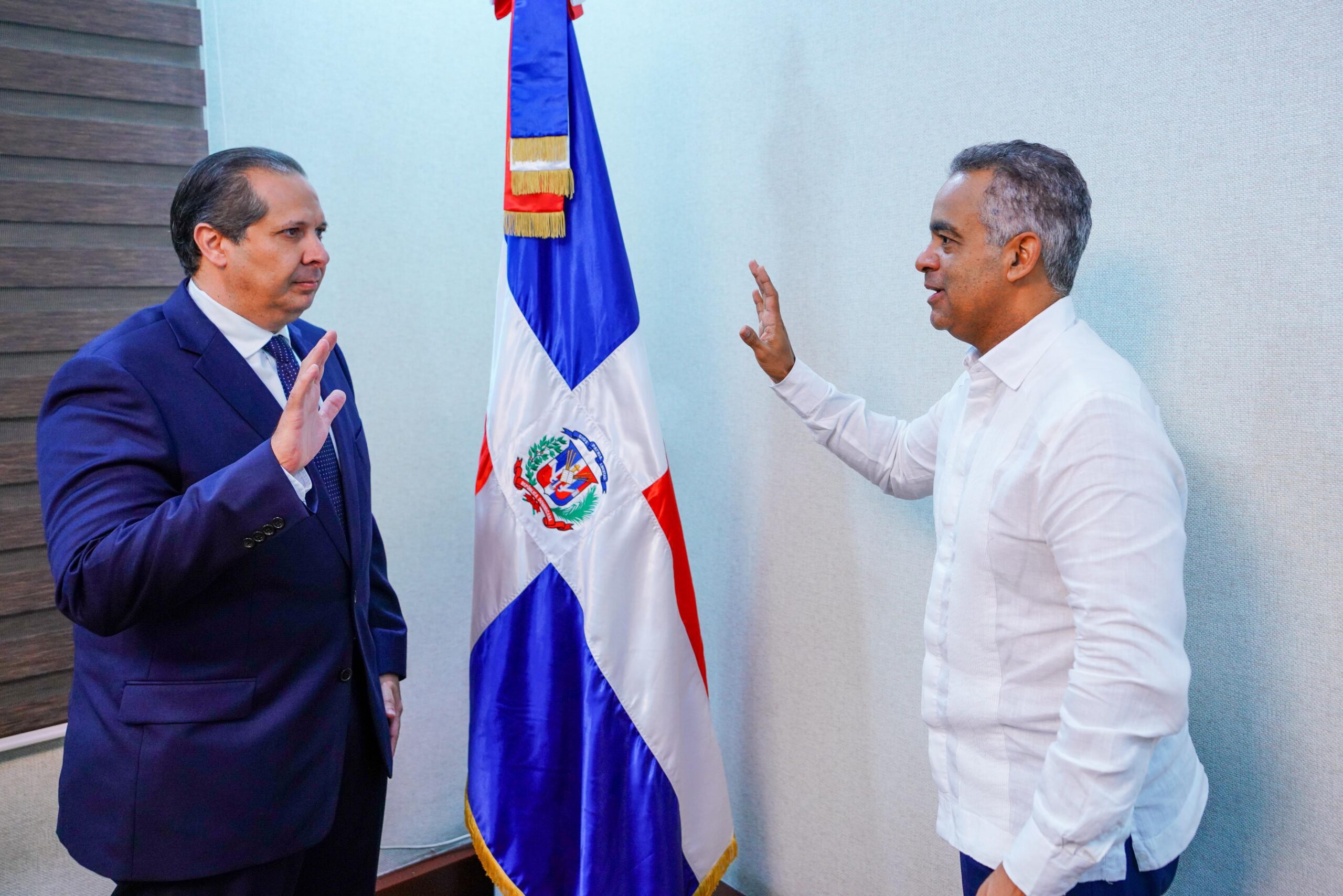 Ministro Santos Echavarría juramenta a Víctor Atallah, como nuevo ministro del Ministerio de Salud