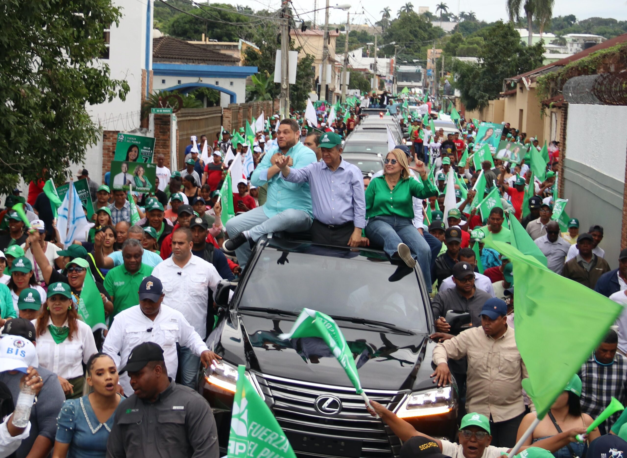 Con multitudinaria caravana Leonel culmina en Puerto Plata tres días de apretada agenda de actividades