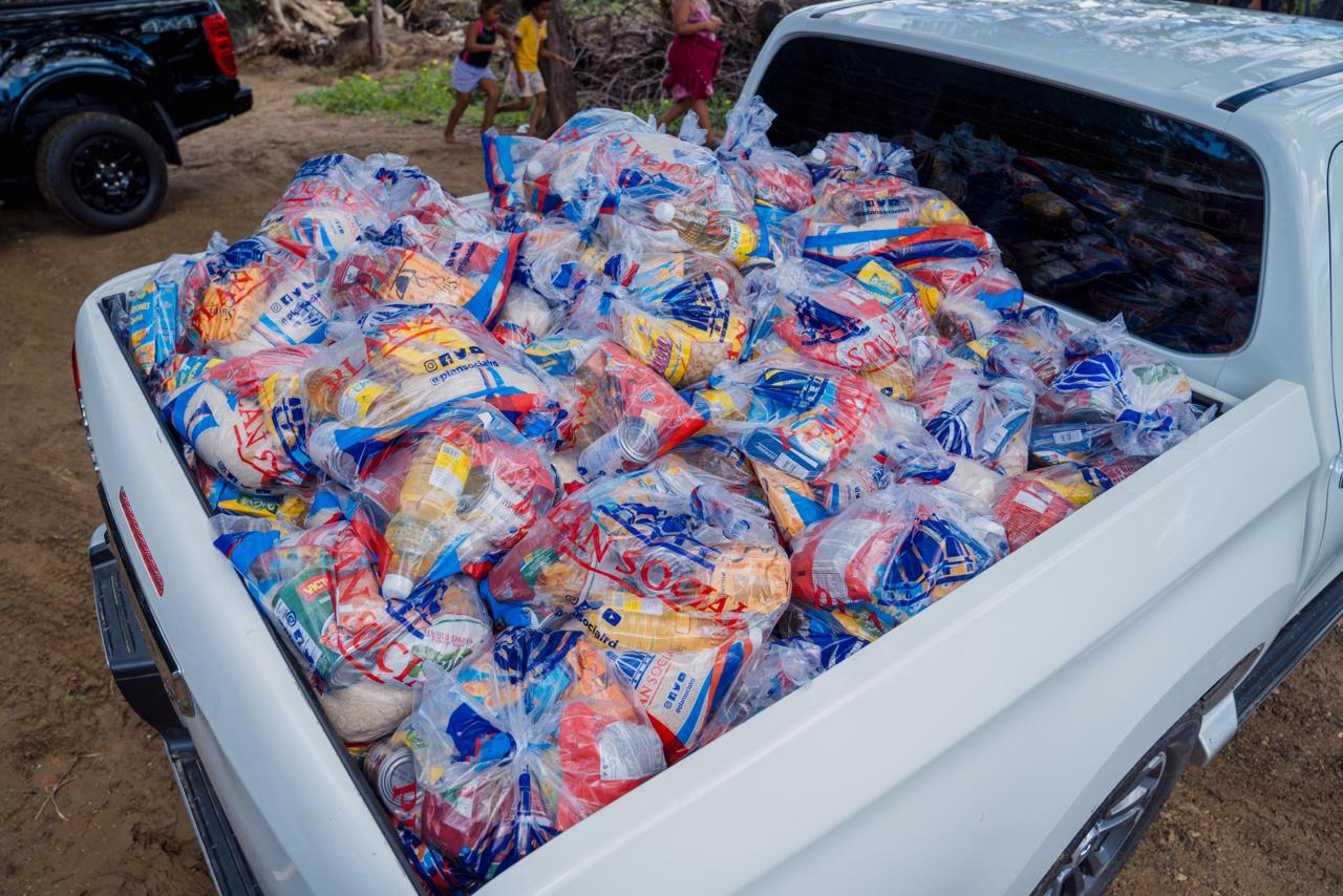 Gobierno entrega miles de raciones y enseres a familias afectadas por las lluvias en Montecristi