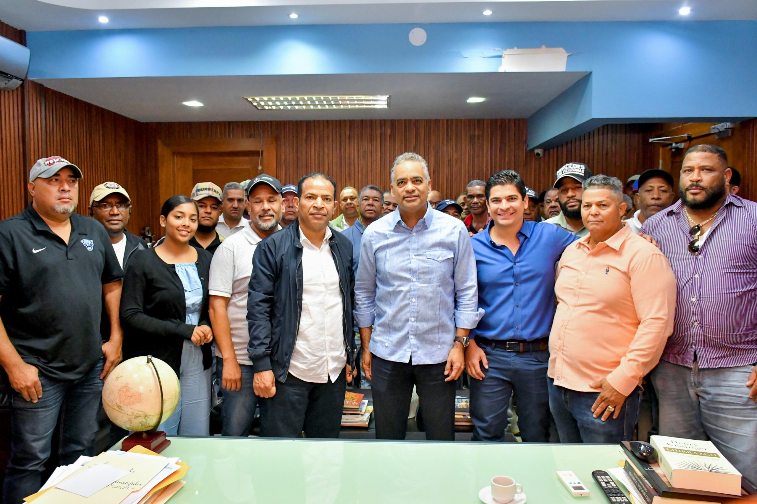 Gobierno conforma mesa de trabajo con transportistas de Santiago previo entrada en funcionamiento del monorriel