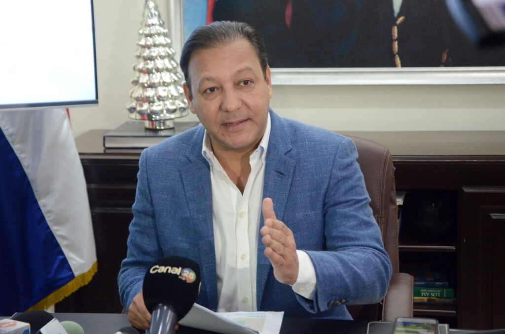 Abel Martínez condena envenenamiento y maltrato de perros en Parque Central de Santiago
