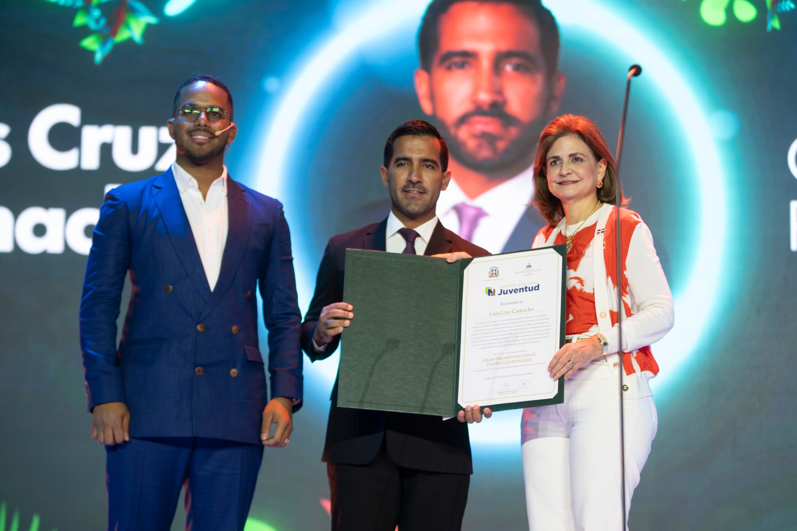 Doctor Luis Cruz Camacho recibe Premio Nacional de la Juventud 2024