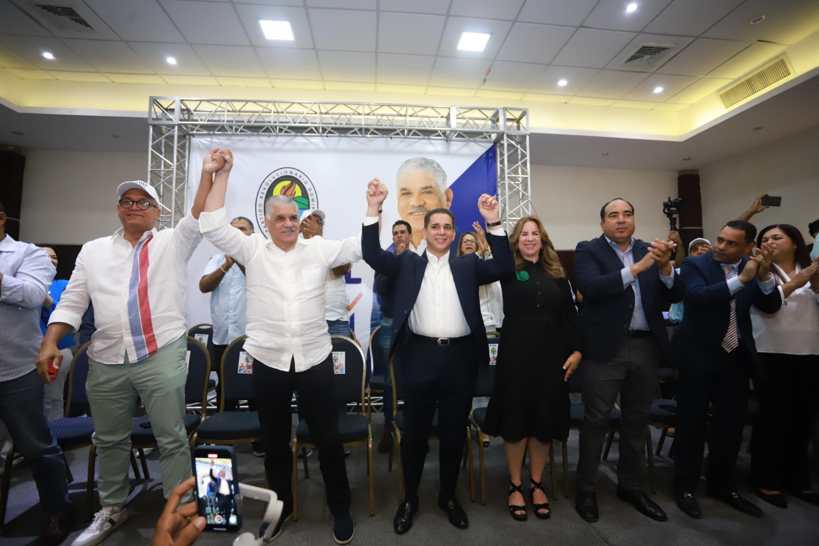 Miguel Vargas proclama a Víctor Fadul como candidato a alcalde del PRD para gobernar juntos y gobernar bien”. «En 18 les daremos un nockaout”.