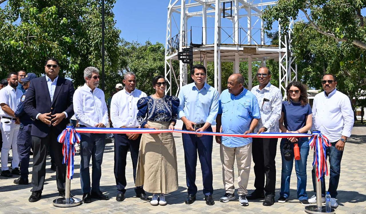 David Collado entrega el remozado parque Duarte de San Fernando, Montecristi.