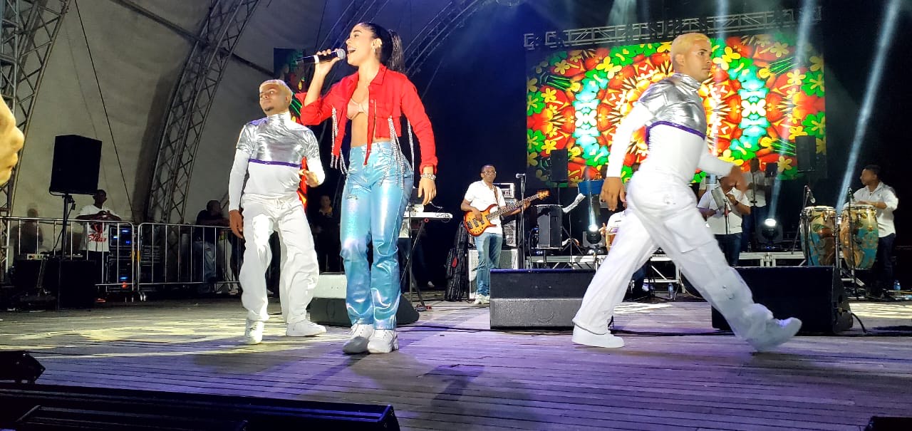 Stefany Constanza Encanta al Público en el Anfiteatro Puerto Plata