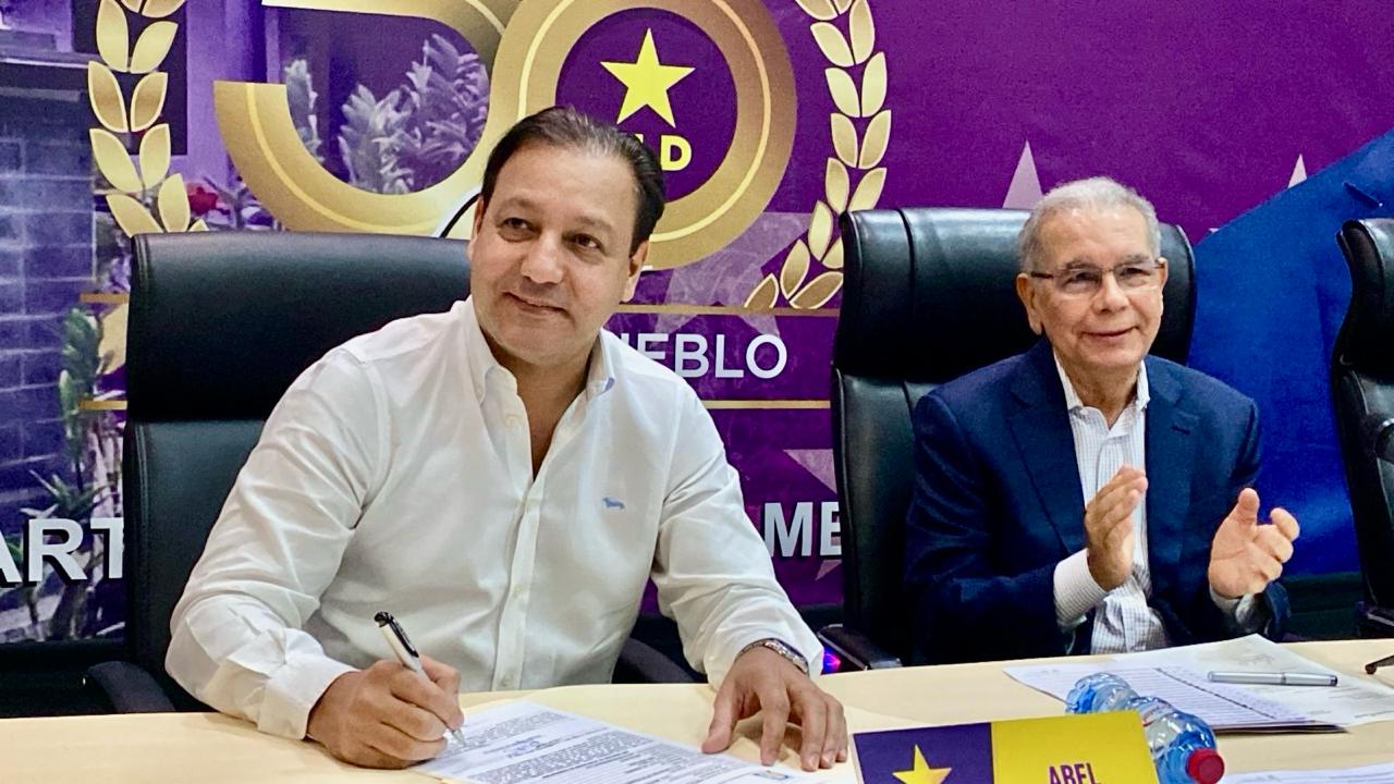 Abel Martínez firma documentos de aceptación de candidatura presidencial por el PLD