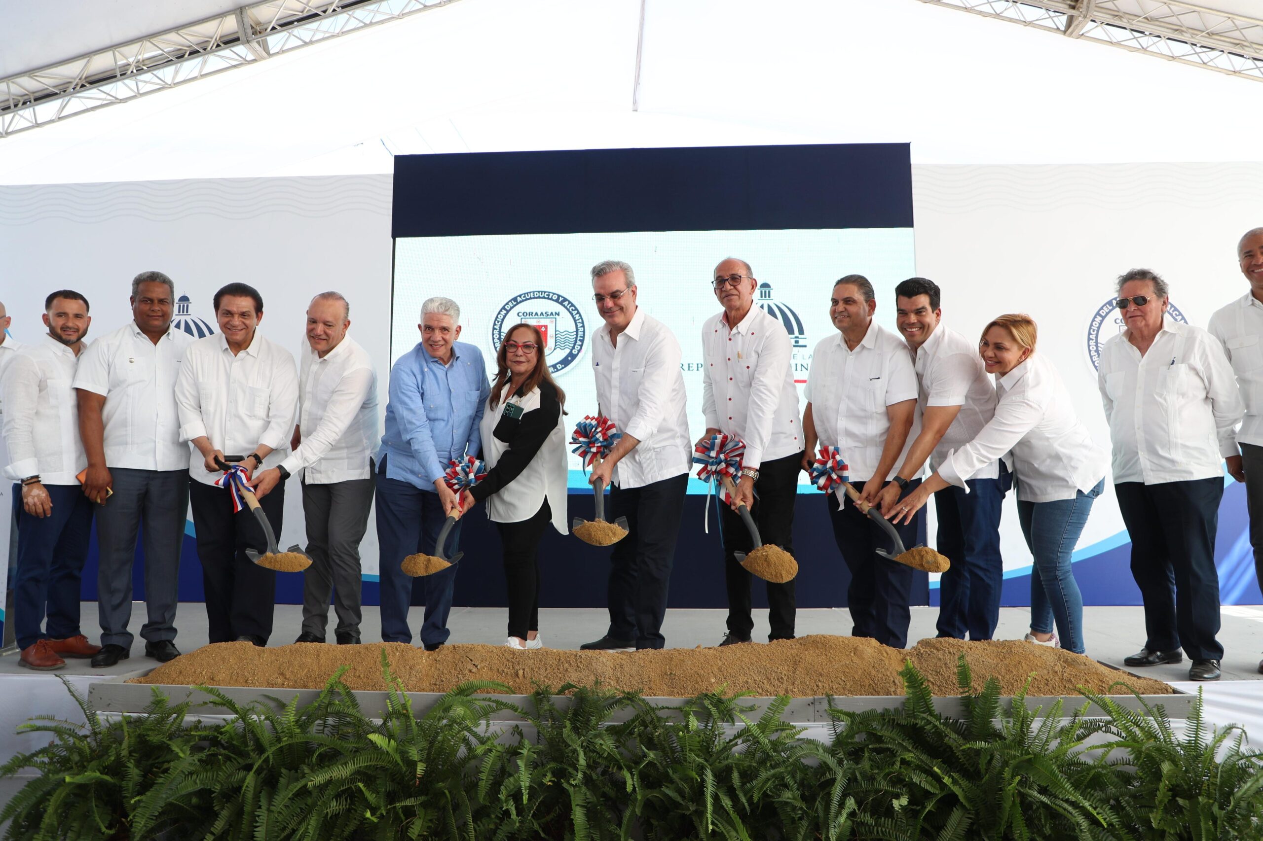 Abinader deja inaugurado rehabilitación de carretera Navarrete-Montecristi, entrega 300 apartamentos e inicia trabajos sistema de abastecimiento de agua potable
