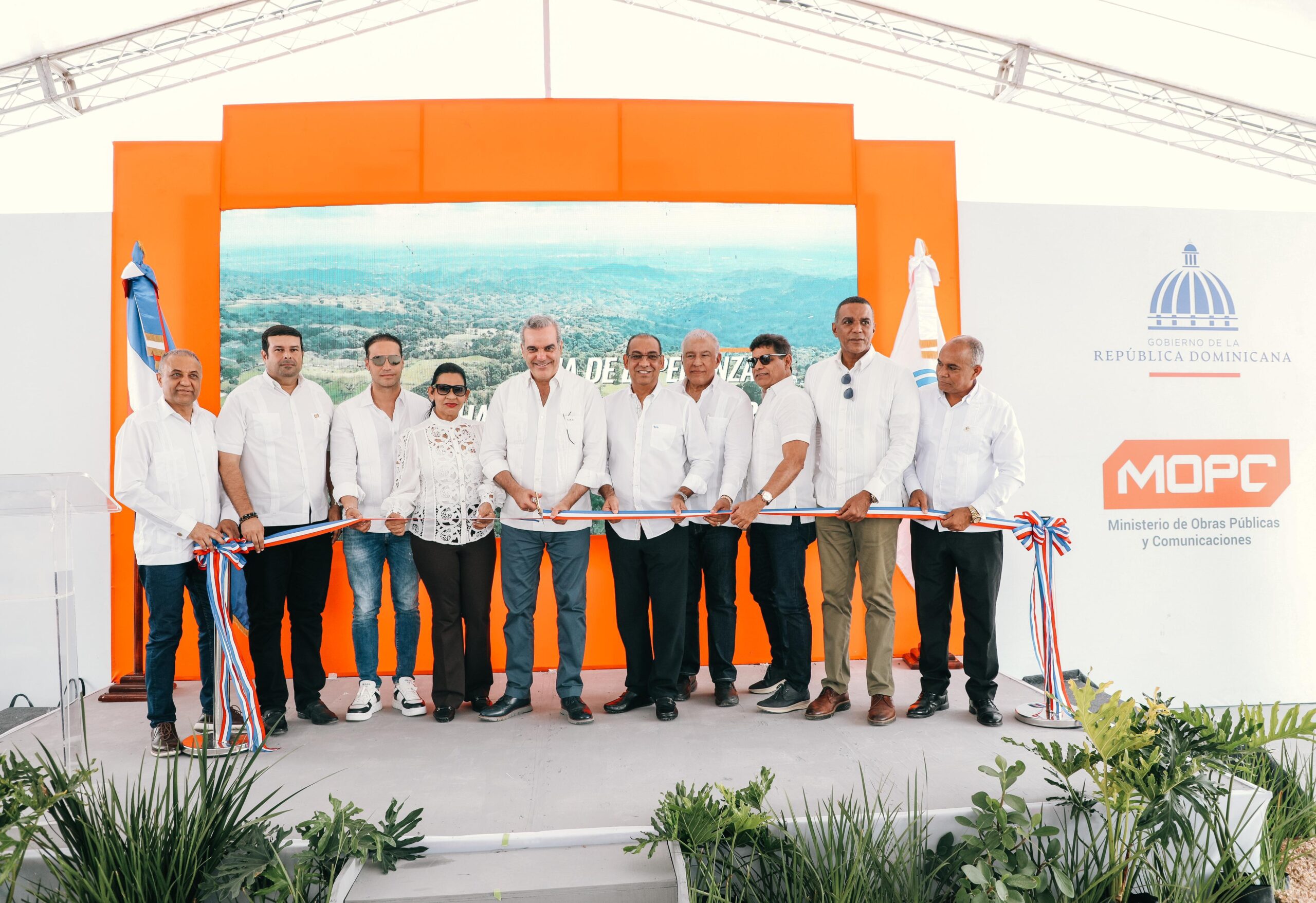 Gobierno inaugura carretera, un liceo experimental y liceo centro UASD en Espaillat