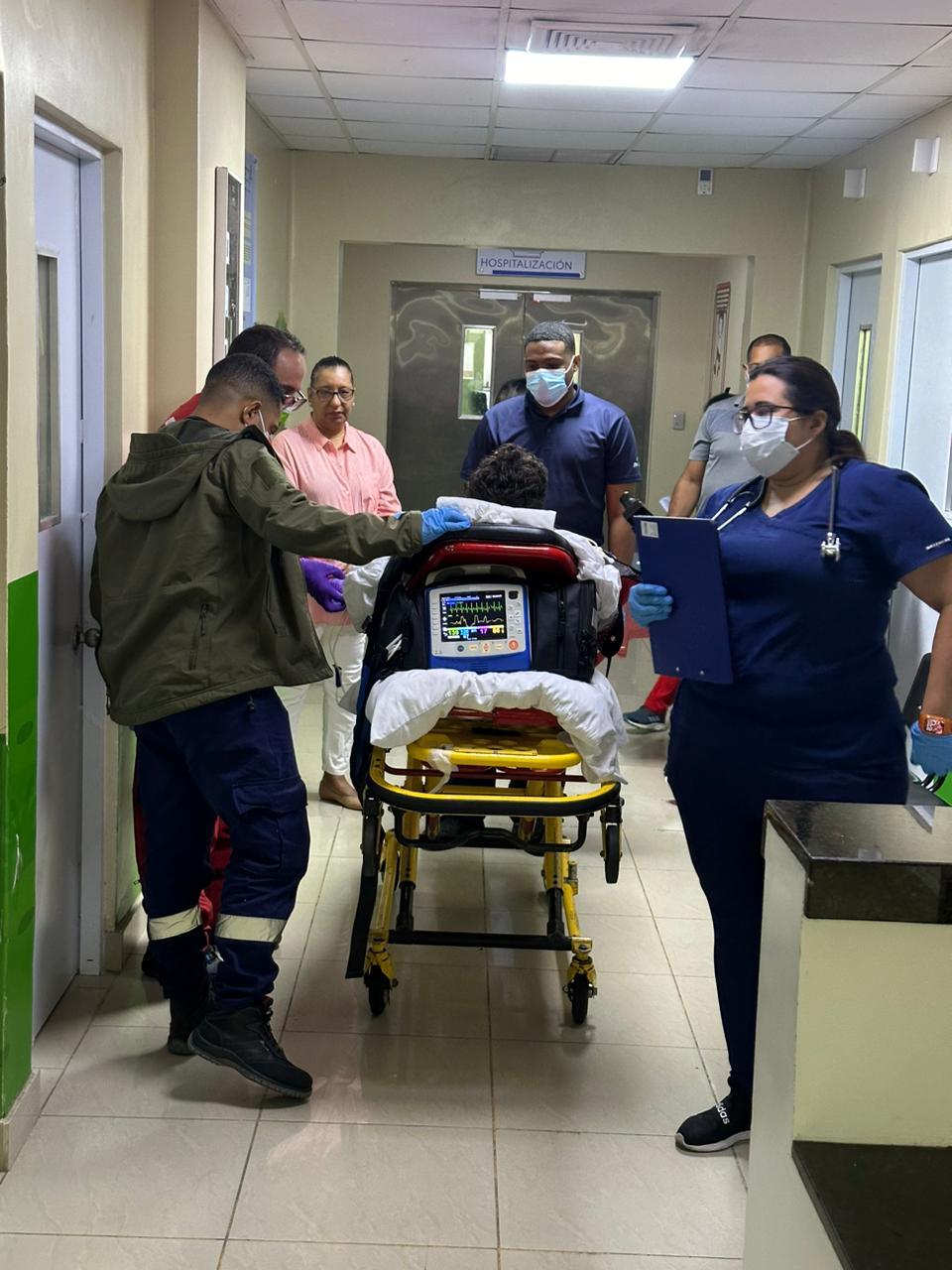 SNS informa menor de 15 años quemado en Salcedo es trasladado a Boston por gestión del Robert Reid