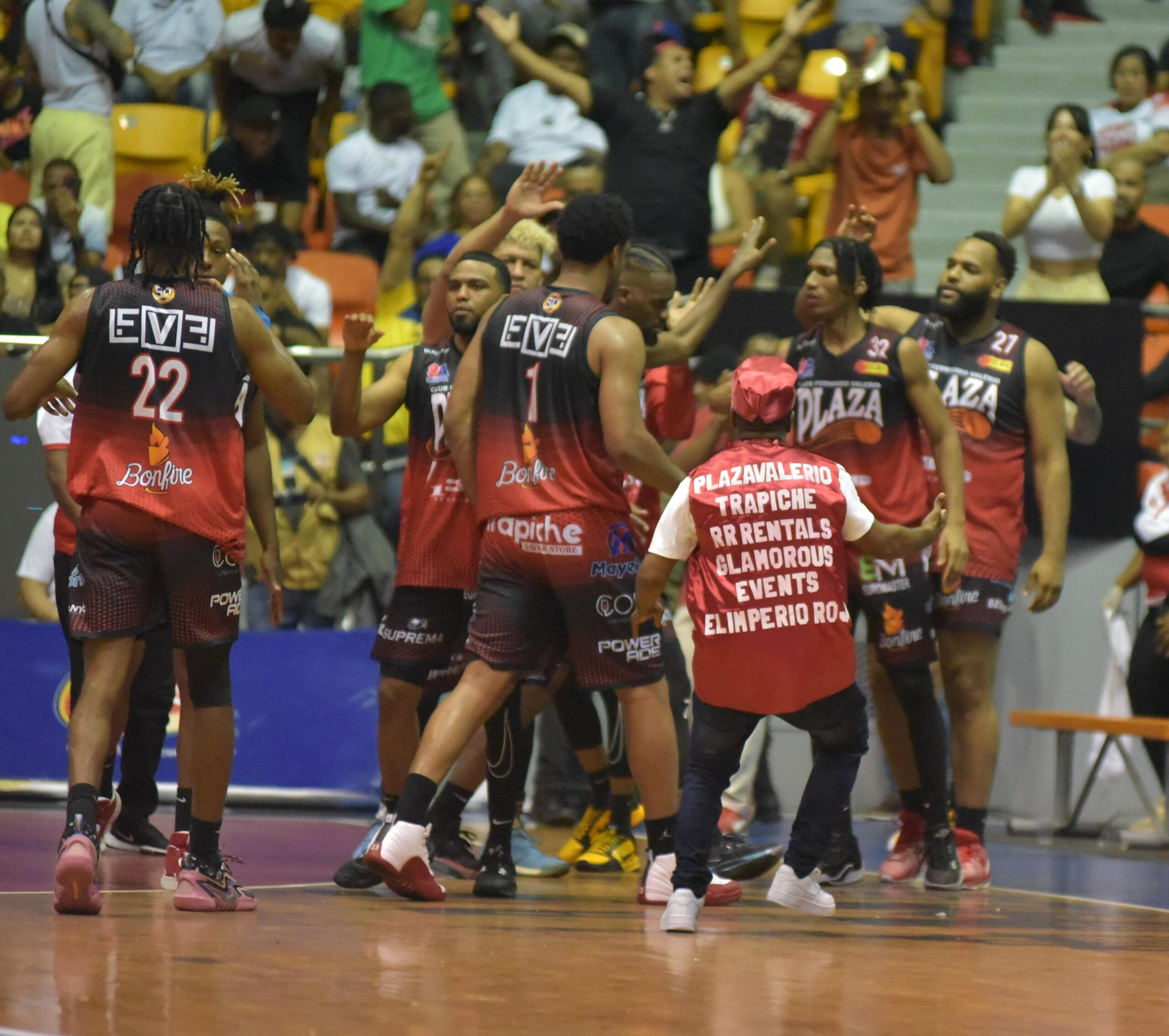 Plaza Valerio vuelve a ganar y se va delante en la Gran Final del Torneo de Baloncesto Superior de Santiago