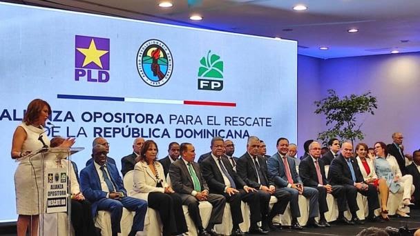 Líderes opositores se abrazan en acto para ratificar Alianza Rescate RD