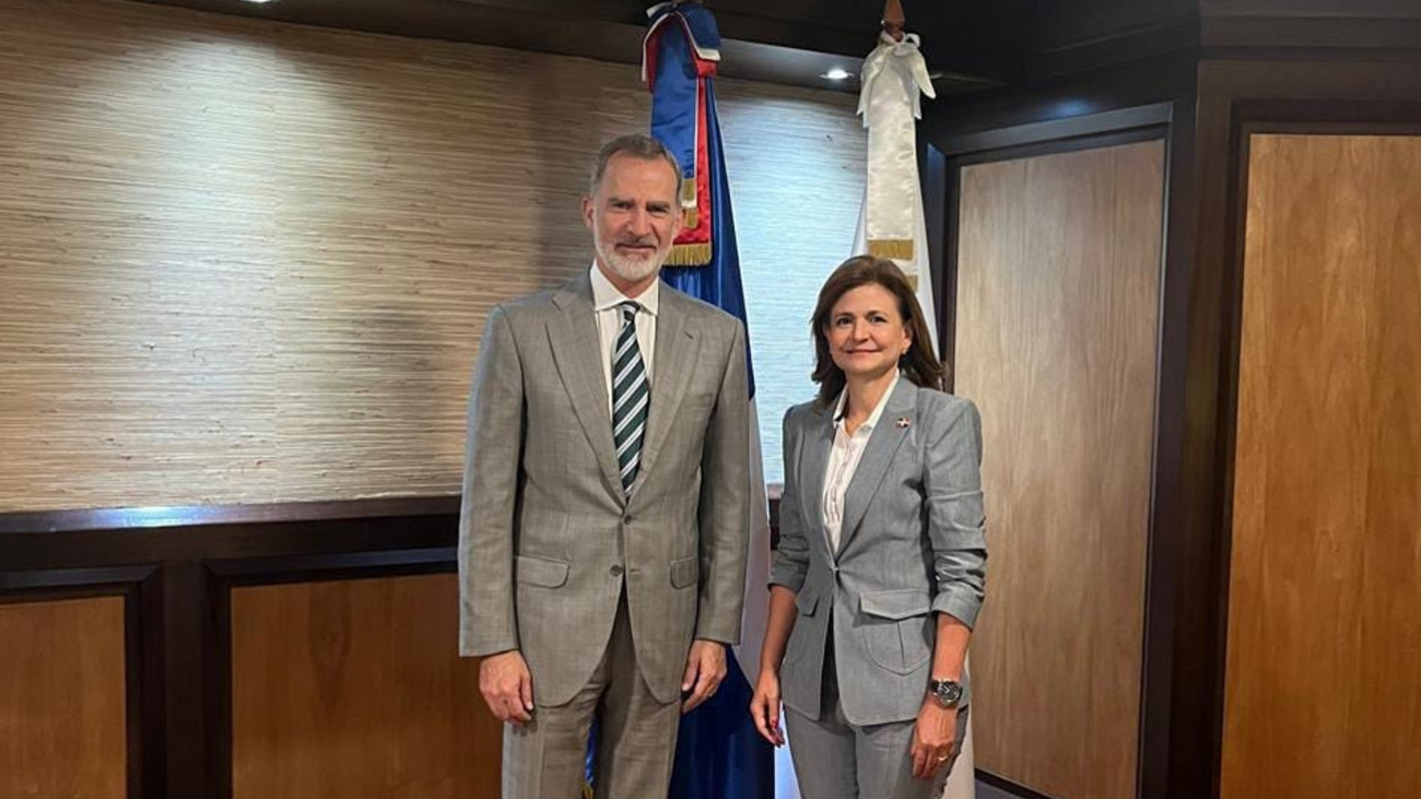Vicepresidenta recibe al rey Felipe VI durante escala en RD; el monarca confirmó su asistencia a juramentación de Abinader