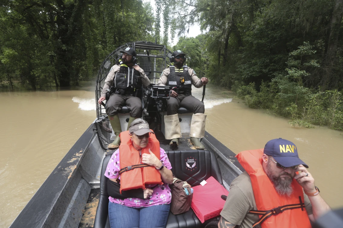 Rescatan a cientos de personas de inundaciones en Texas entre previsiones de más lluvias