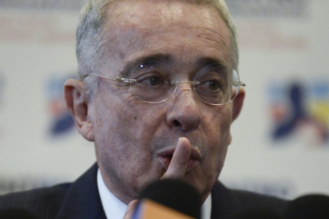 Álvaro Uribe es acusado de soborno y fraude procesal, primer expresidente en ir a juicio en Colombia